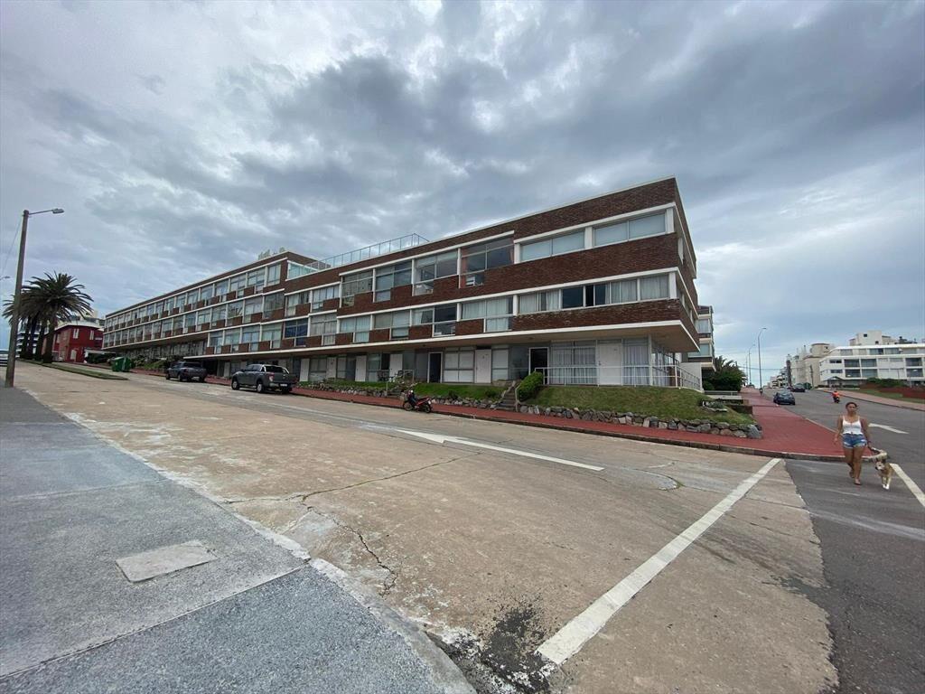 Playa Brava sobre Rambla a metros del mar. Apartamento 1 do