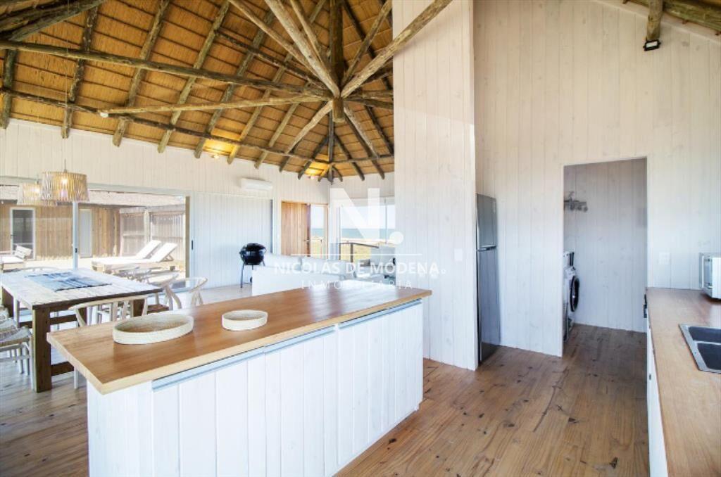 Vende casa con vista al mar de 3 dormitorios en suite, en J