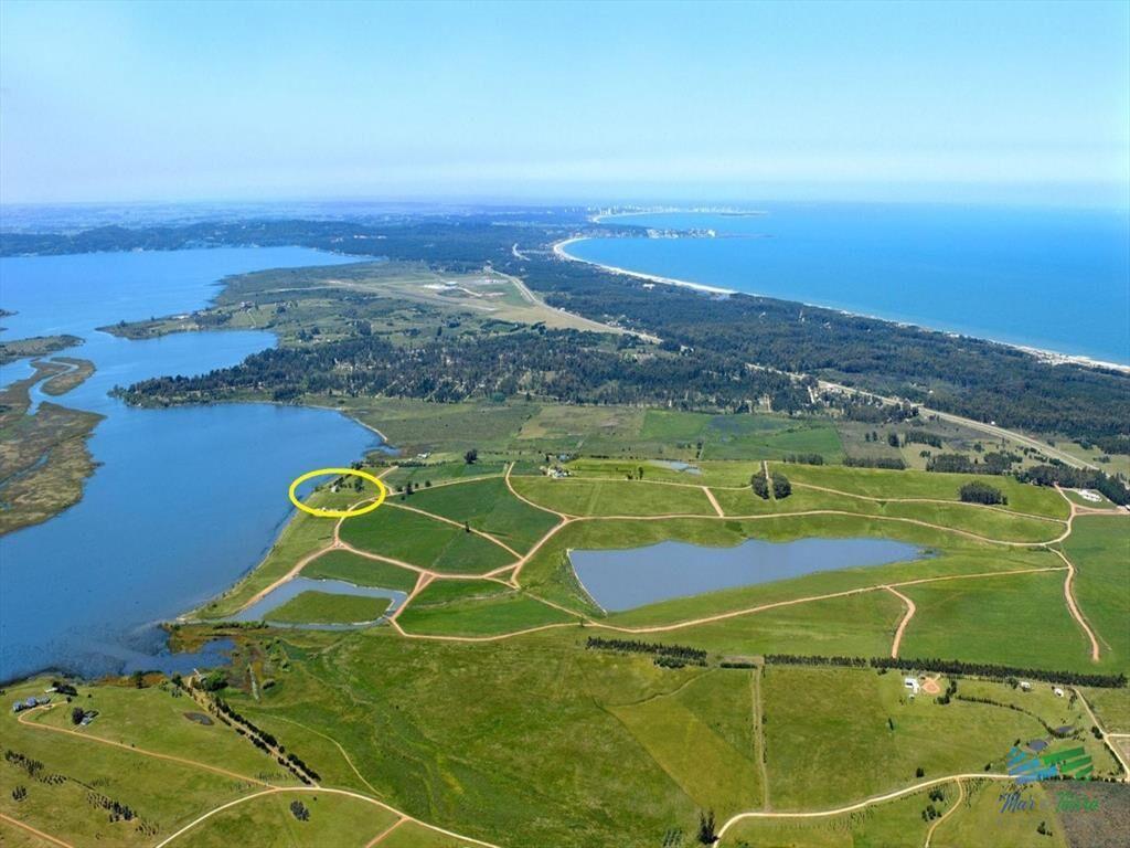 Venta de terreno en Laguna de los Cisnes de 6.700