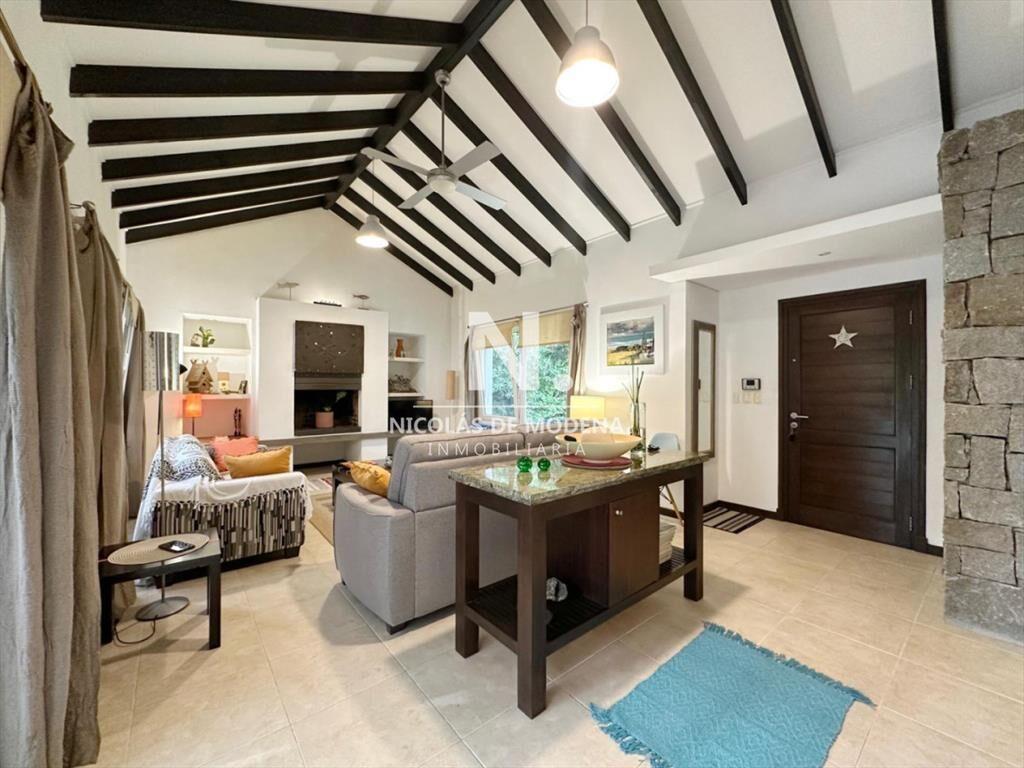 Vende impecable casa de 2 plantas, de 3 en de del