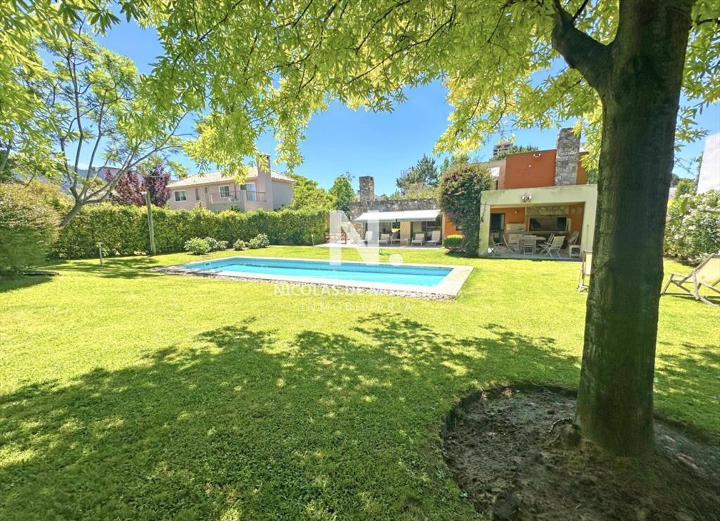 Exclusivo barrio privado, 3 suites + servicio completo, pil