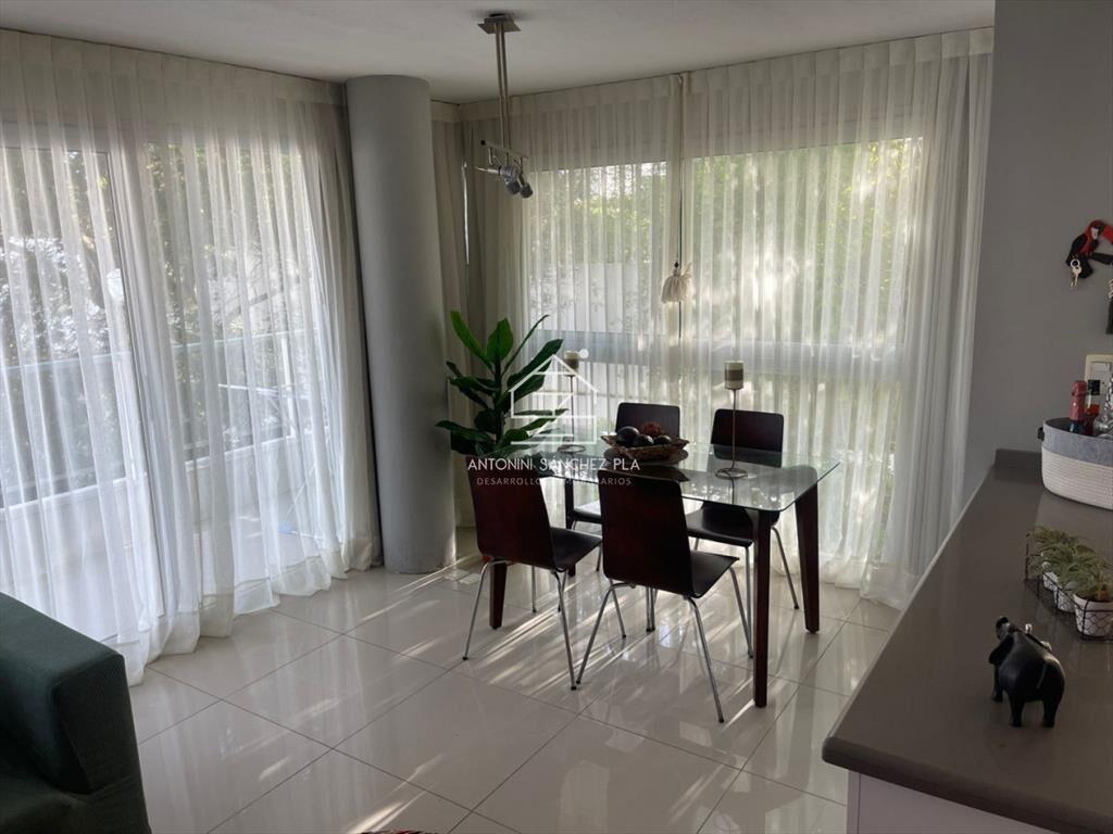 AIDY GRILL UN DORMITORIO CON PISCINA