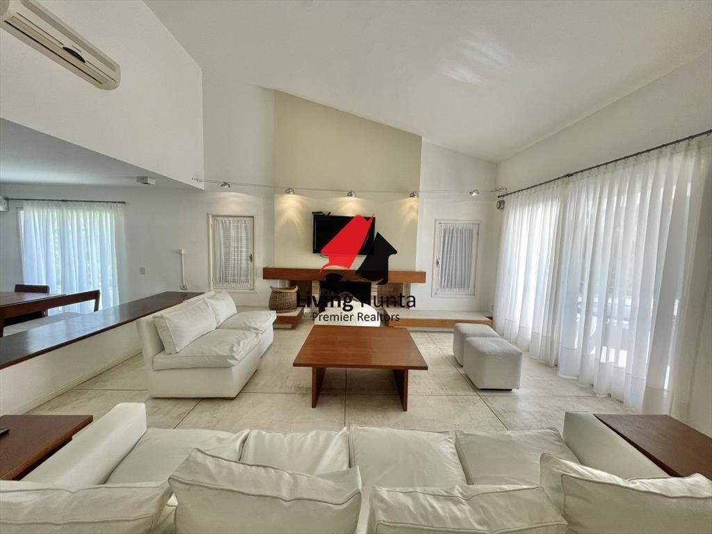 VENTA DE HERMOSA CASA DE 4 DORMITORIOS EN LUGANO