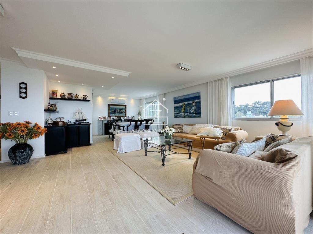 Venta  y alquiler de apartamento de 4 dormitorios en Punta