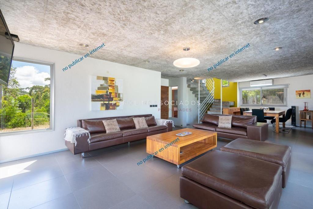 Venta de casa de 4 dormitorios en barrio Punta