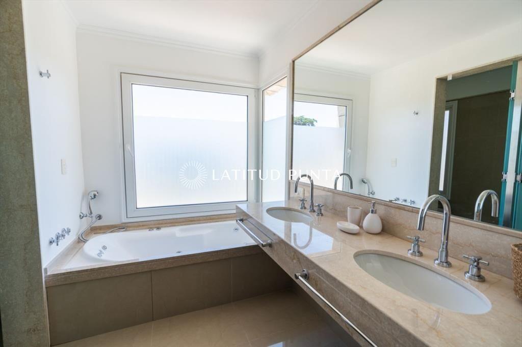 Apartamento en venta Playa Mansa 4 dormitorios
