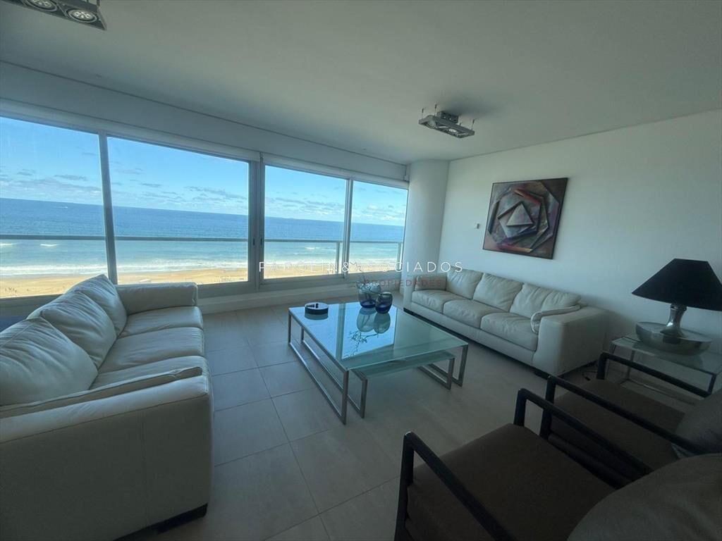 Apartamento en venta de 3 dormitorios en edificio