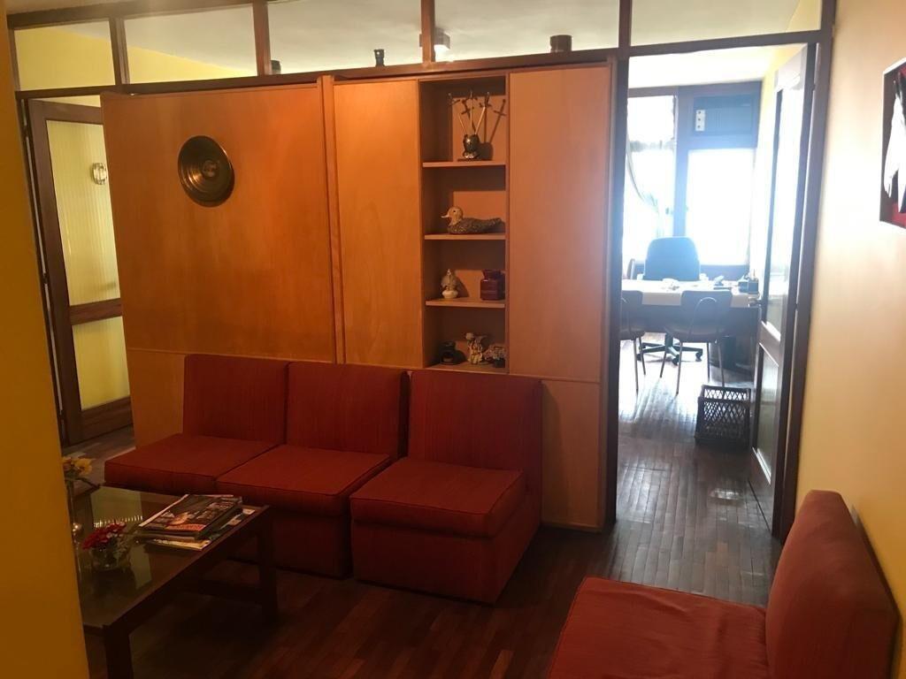 Venta oficina sobre calle Guayabos Cordón Montevideo
