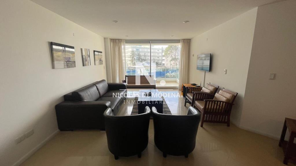 Apartamento en venta de 3 dormitorios y dependencia en Pun