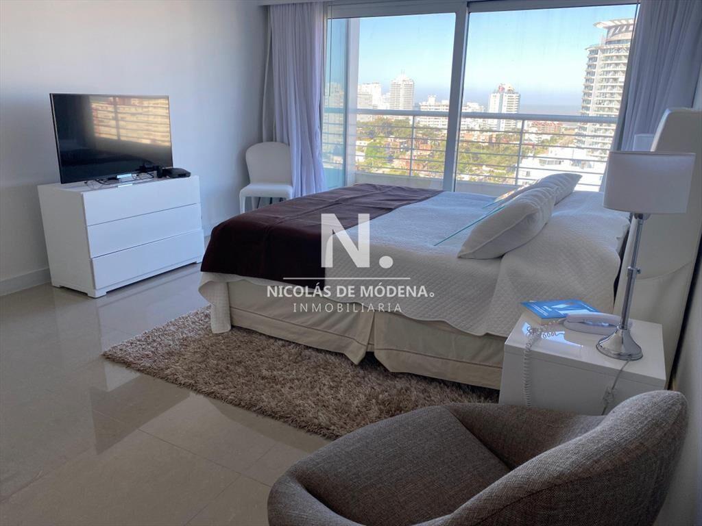 En venta impecable apartamento Penthouse frente
