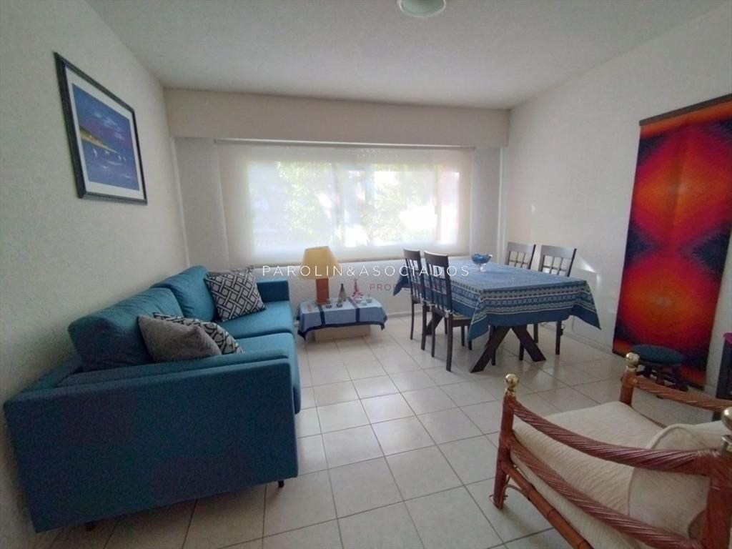 Luminoso apartamento en venta en edificio Aromo,