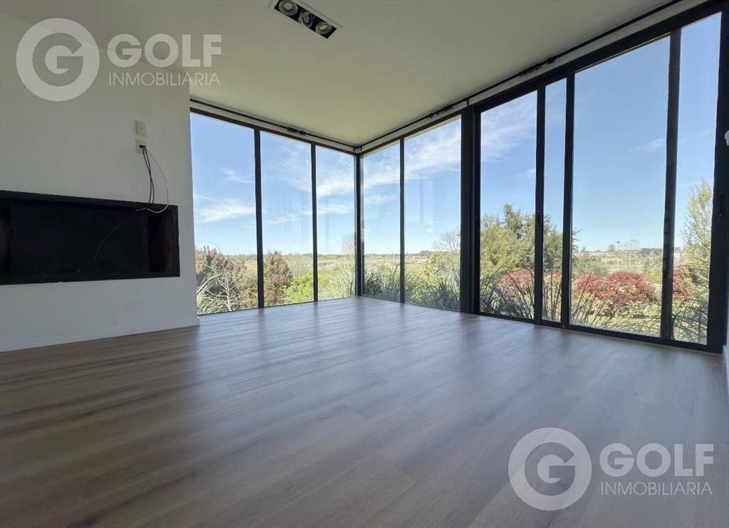 Venta de Casa de 3 dormitorios y servicio en Altos de la T