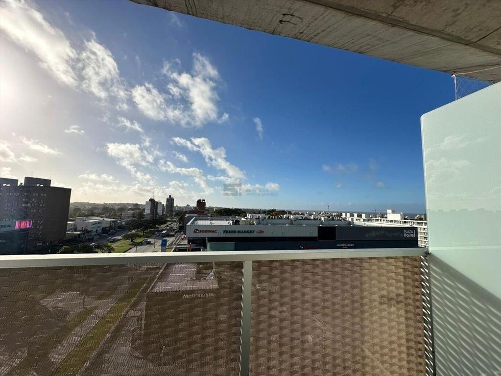 Se alquila Apartamento de un dormitorio con balcón a estren
