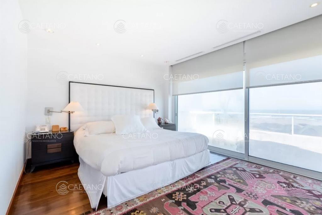 Venta duplex 4 dormitorios playa brava Punta del