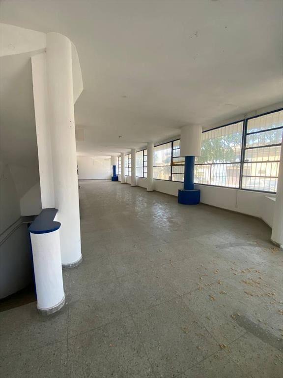 Vendo Local de 275m2. Con amplios ventanales, local esquina