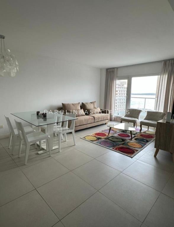 Vende apartamento de 2 dormitorios en Punta del