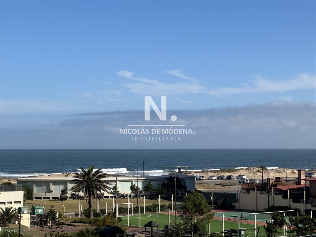 Apartamento en venta con vista directa al mar