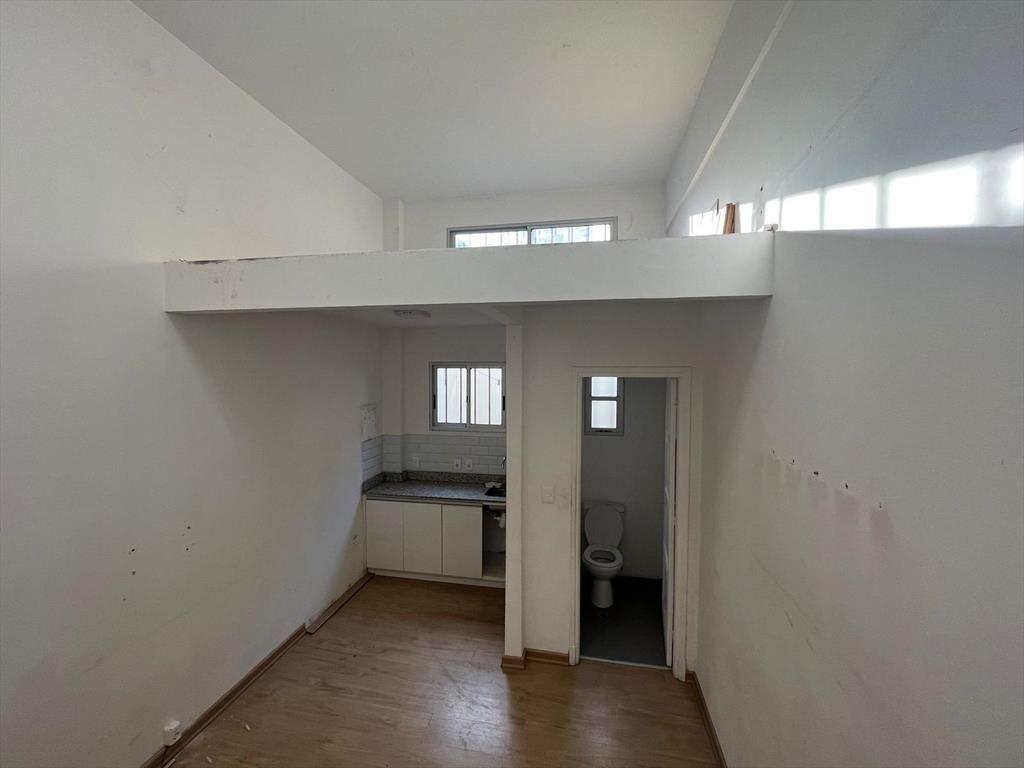 local, 18 de julio frente a la universidad, 70 m2 de salón,