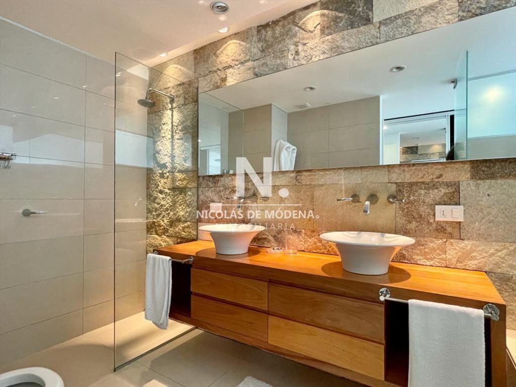 Apartamento 3 suites y dependencia en playa brava