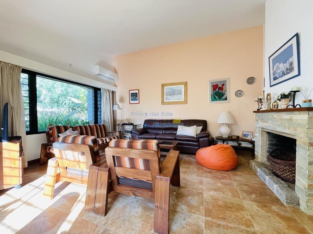Casa de 3 Dormitorios y Piscina en Playa Mansa,