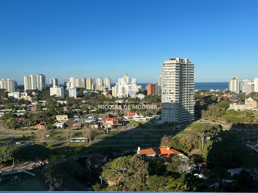 Vende apartamento en Mansa de 2 Dormitorios.