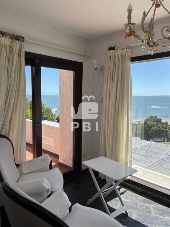 Casa en venta en Punta Ballena, con vista al mar.