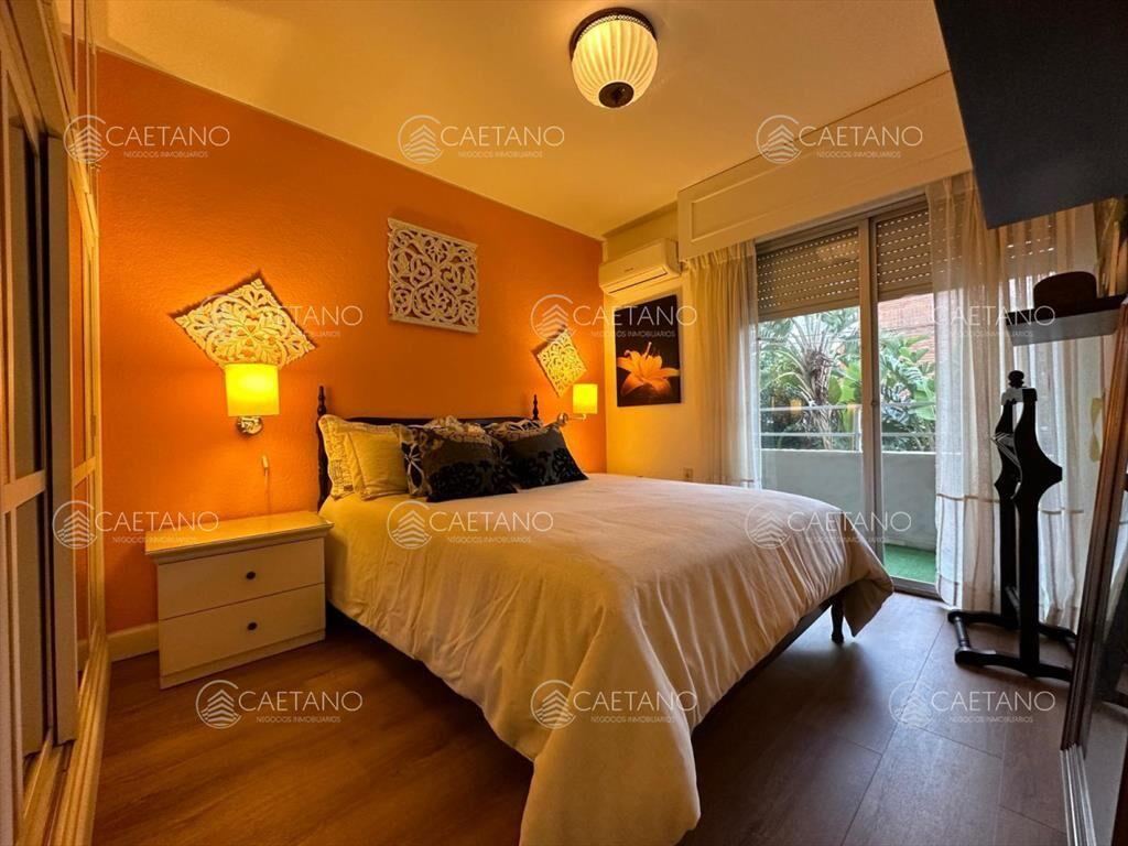 Venta apartamento de 2 dormitorios, con balcón. Playa mans