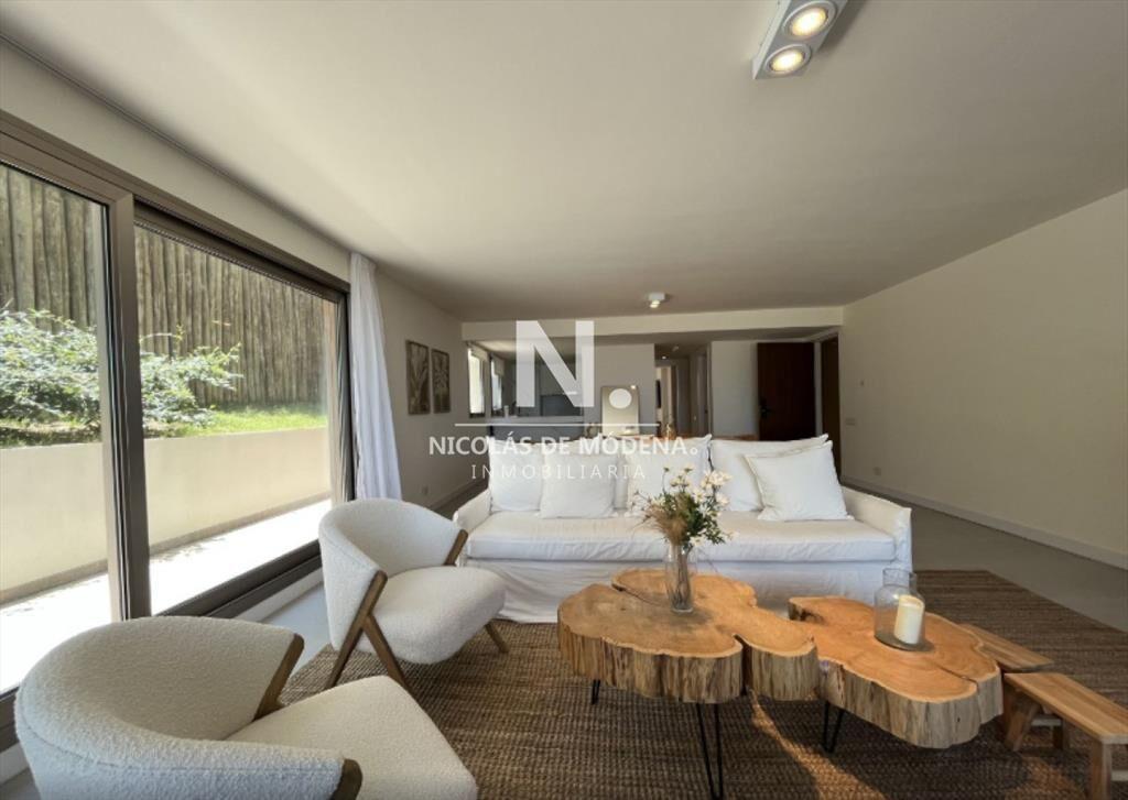 En venta apartamento en Manantiales de 3 dormitorios, con v
