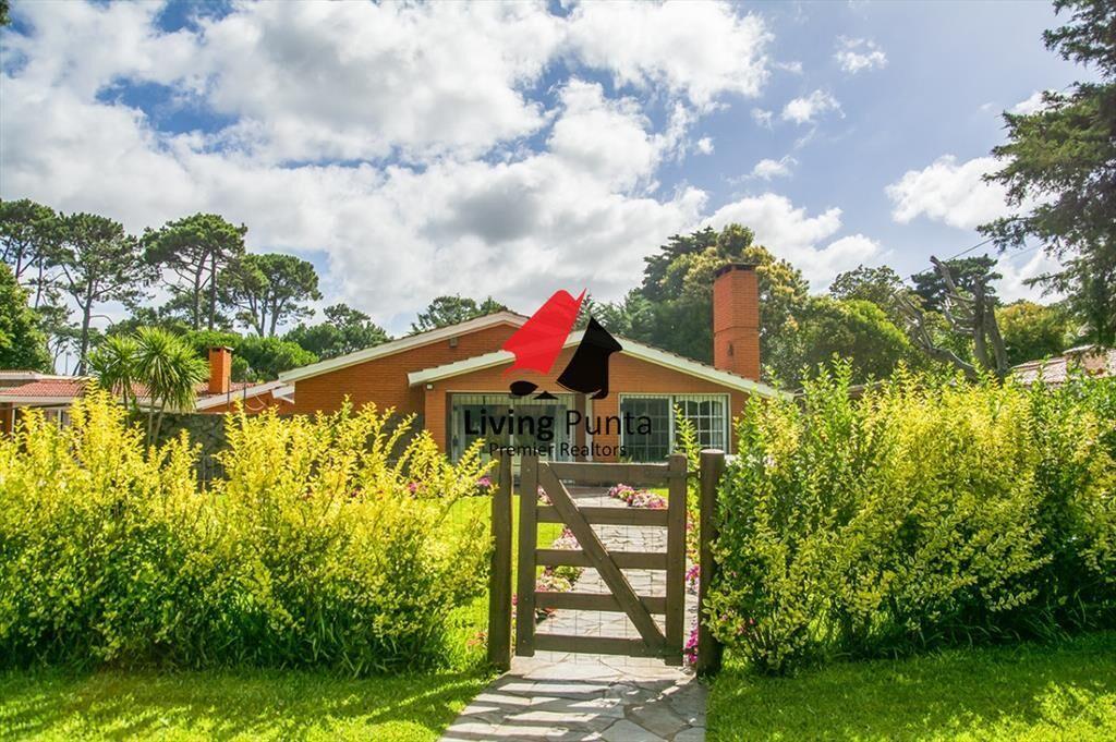 Vende casa de 3 dormitorios en Cantegril Punta del Este