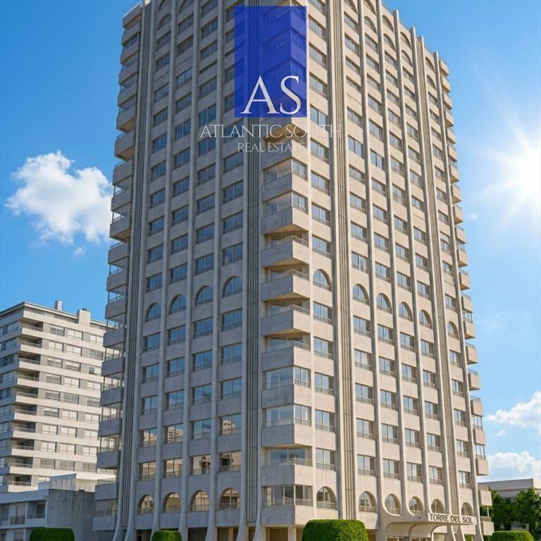 Apartamento con cochera en Península excelente