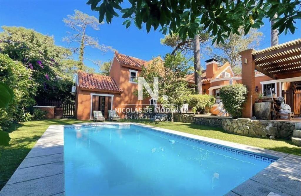 Vende casa de 3 dormitorios en suite con piscina,