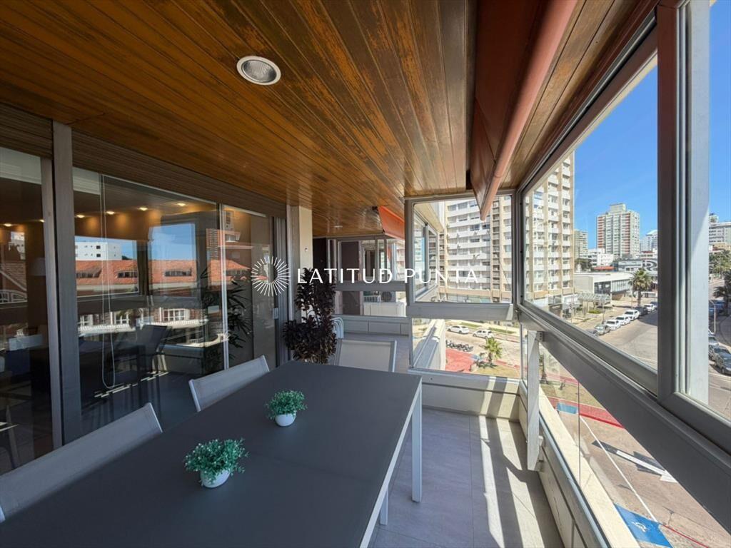 Apartamento frente al mar, 3 dormitorios más