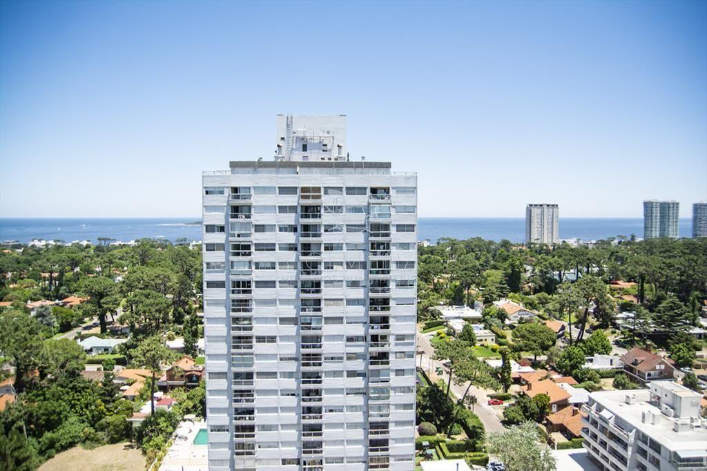 Vende apto de 2 dormitorios con vista al mar en
