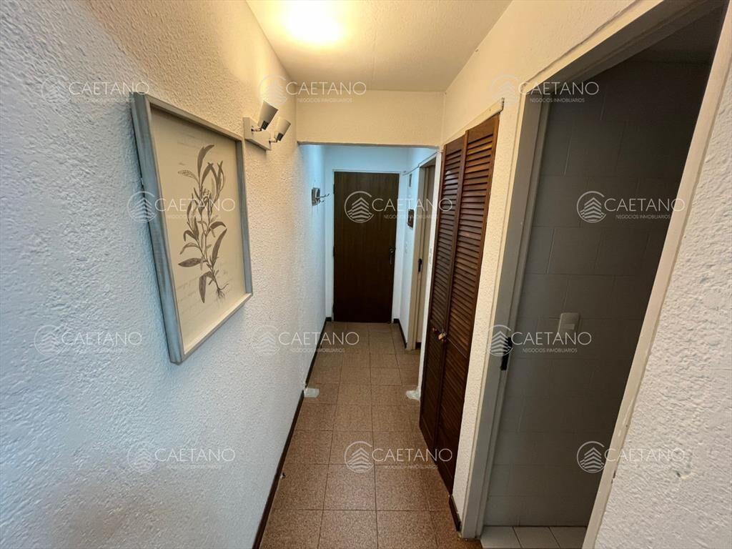 Vende apartamento de 2 dormitorios en Punta del
