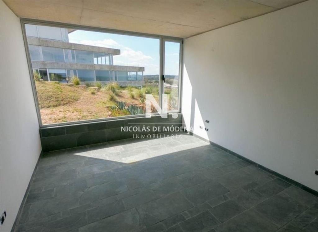 Vende apartamento con vista al mar en Punta de 3
