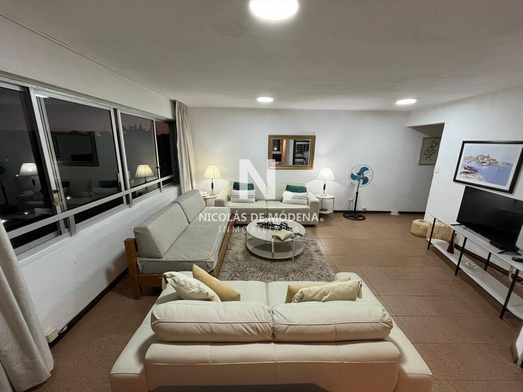 Vende apartamento de 2 dormitorios en Punta del