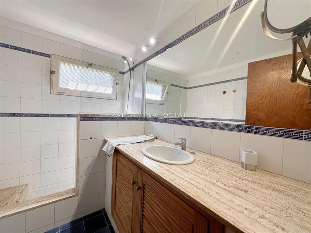 Casa en venta de 4 dormitorios y dependencia de servicio en