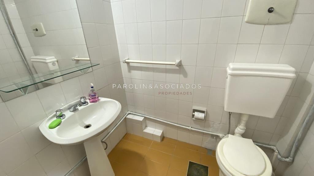 Apartamento sobre Av Roosevelt de 2 dormitorios en Venta