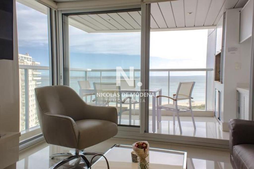 Vende apartamento de 2 dormitorios frente al mar,