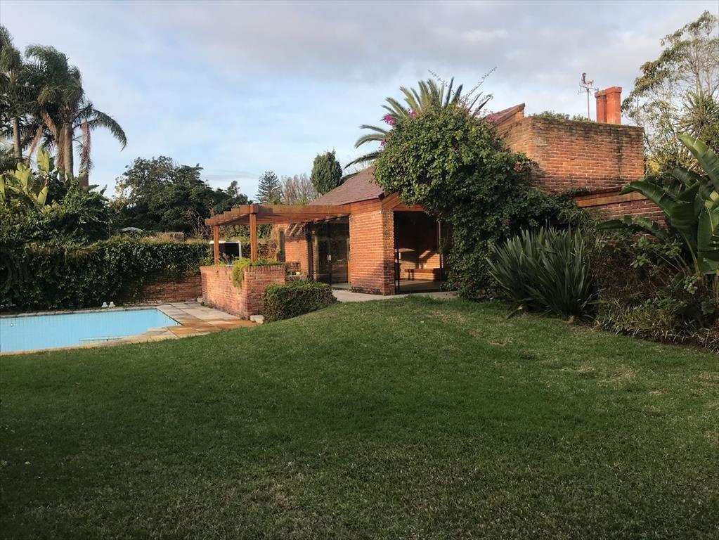 Venta gran casa en Carrasco 4 dormitorios fondo con piscina