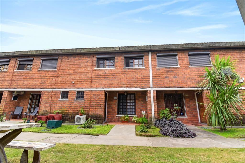 Venta de casa duplex de 3 dorm detrás del Parque Rivera ...