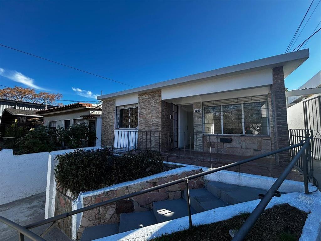 Casa en Alquiler de 2 dormitorios y cochera en  Aires Puros