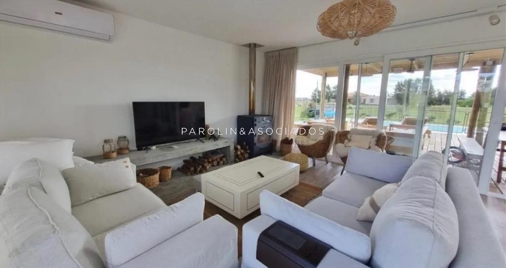 Hermosa casa en venta en barrio privado El Punta
