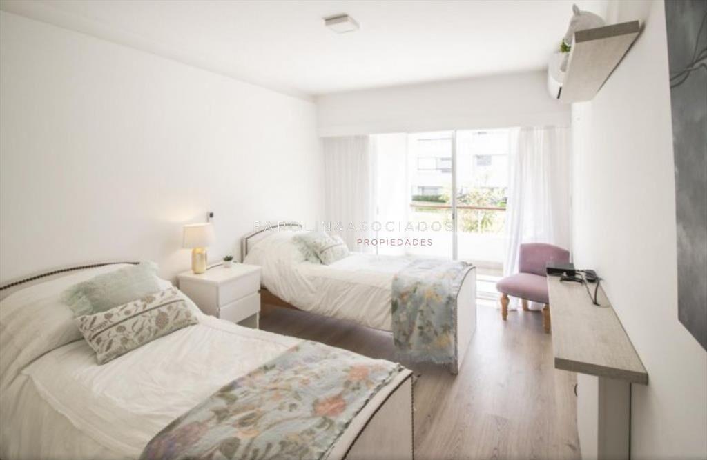 Apartamento de 4 dormitorios en Esturión Punta