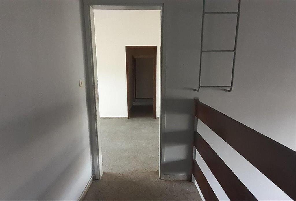 Venta de Apartamento.4 Dormitorios,1 baño.Barrio 2 Naciones