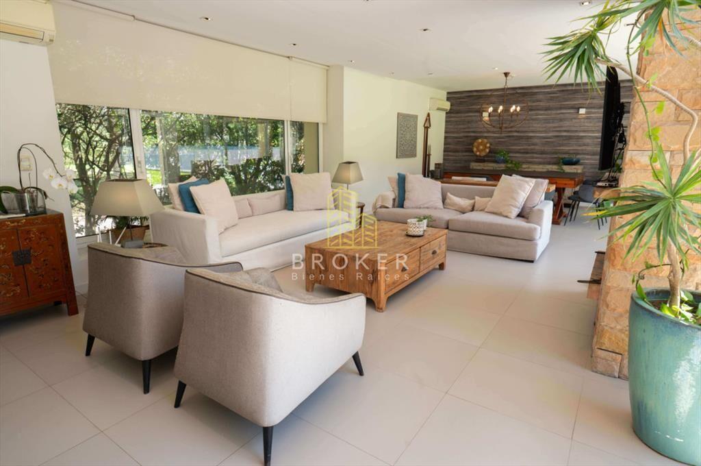 Venta y alquiler anual de impresionante casa de 400 m2 en b