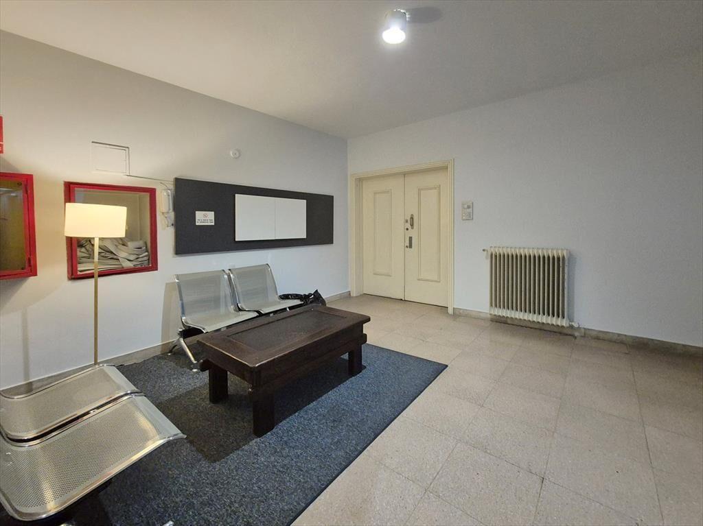 VENTA - OFICINA - CON RENTA O PARA OCUPAR- CENTRO 18 DE JUL
