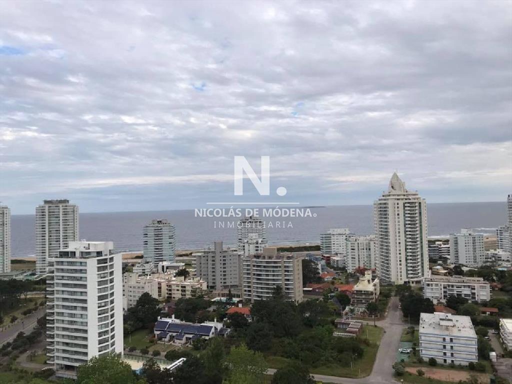 Vende apartamento de 2 dormitorios en Punta del