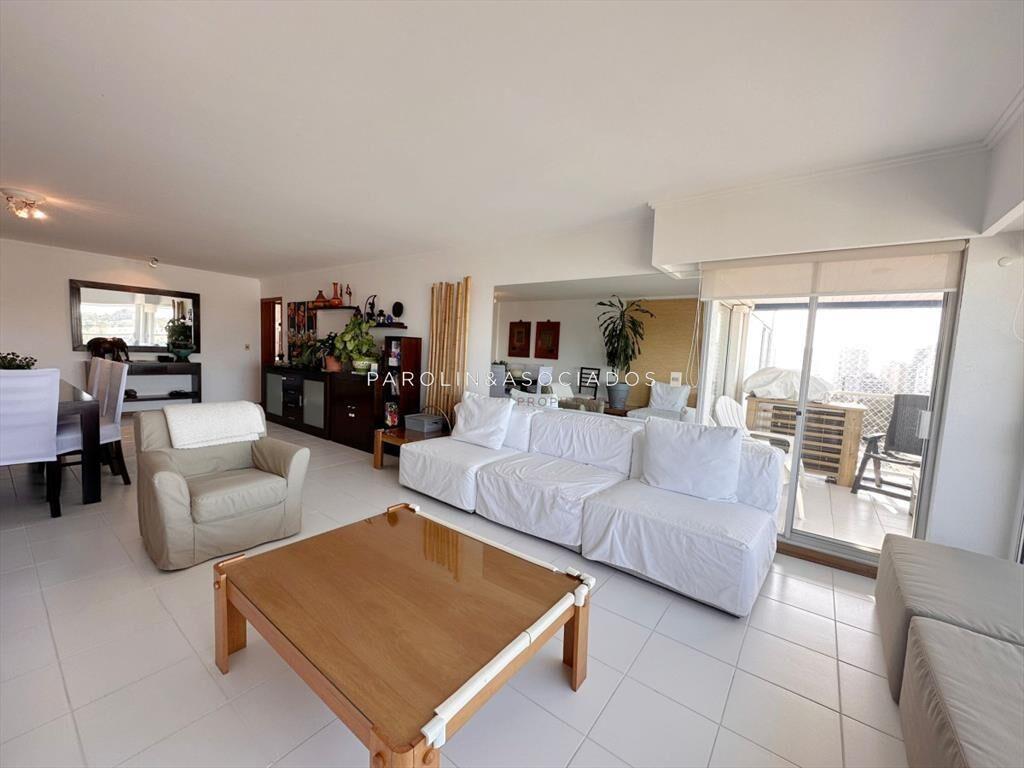 Apartamento de 3 Dormitorios + dependencia en en