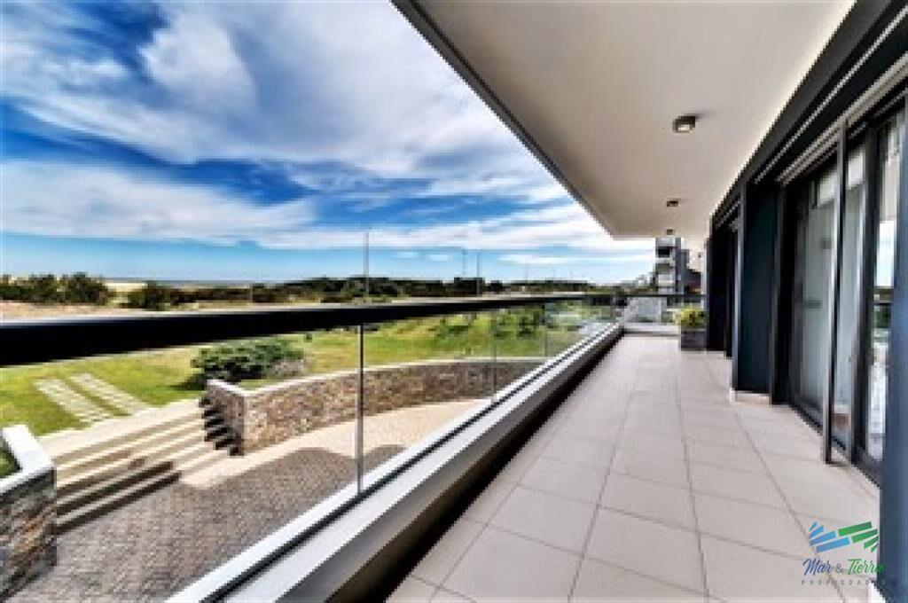 Vendo apartamento 4 dormitorios en primera línea
